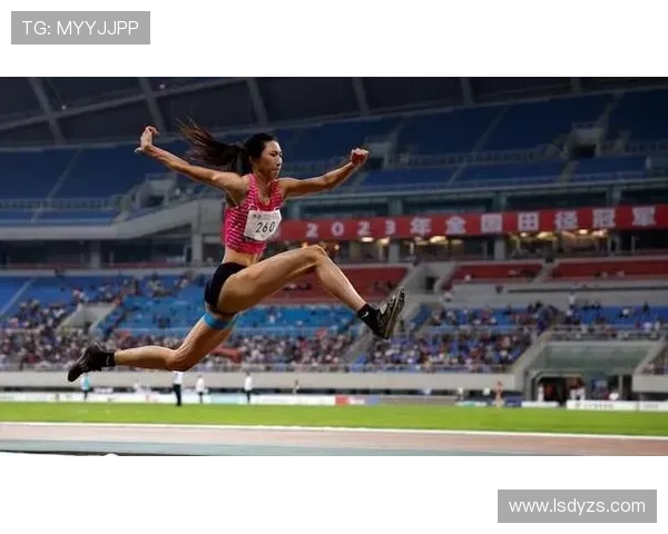 田径赛场李艺遗憾止步女子三级跳远无缘最终跻身决赛阶段席位之争