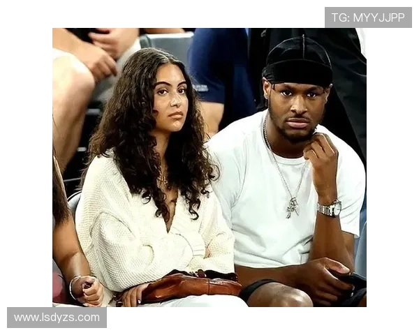 女友甜蜜发合照庆祝布朗尼21岁生日布朗尼感动转发感谢宝贝